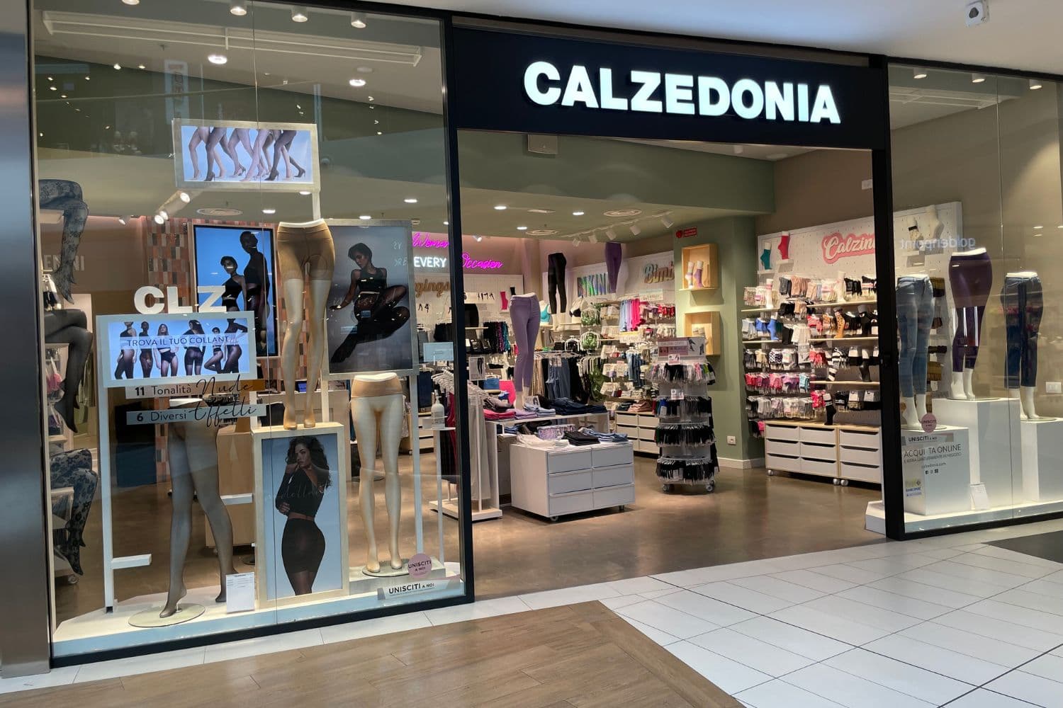 Tiare Shopping Calzedonia store